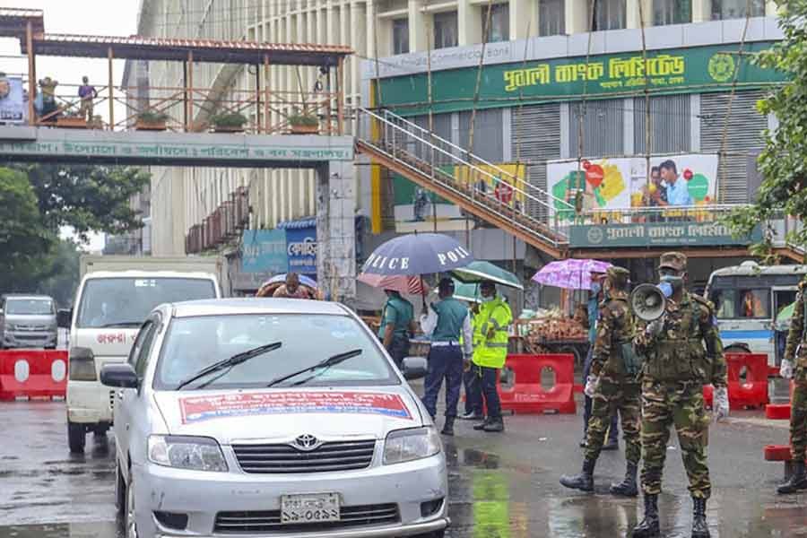 320 arrested in Dhaka for going outside without valid reason 