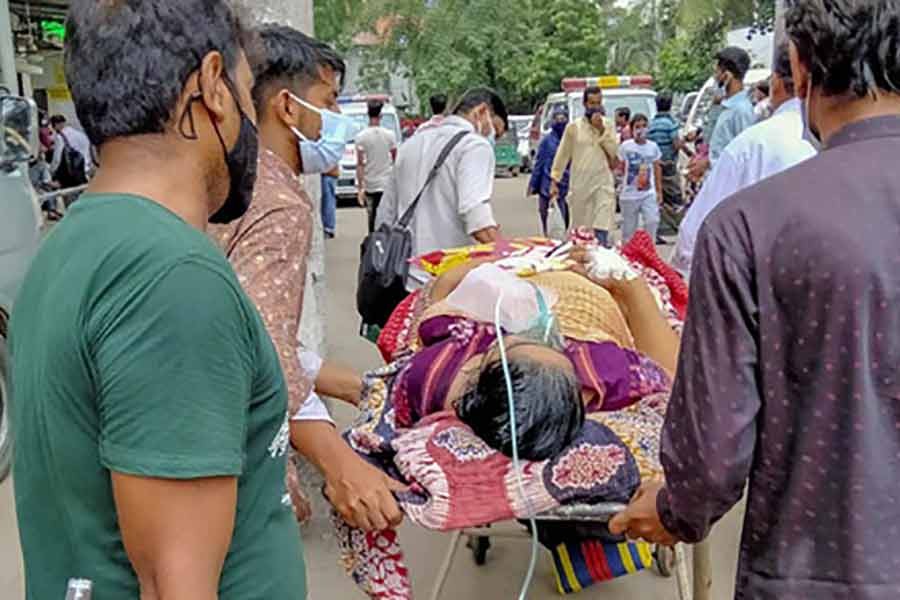 Relatives taking a patient to the COVID-19 unit of Dhaka Medical College Hospital last month -bdnews24.com file photo