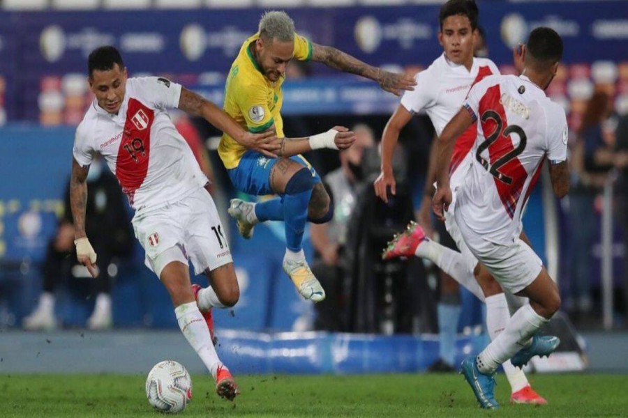 Peru's Yoshimar Yotun in action with Brazil's Neymar - REUTERS/Ricardo Moraes