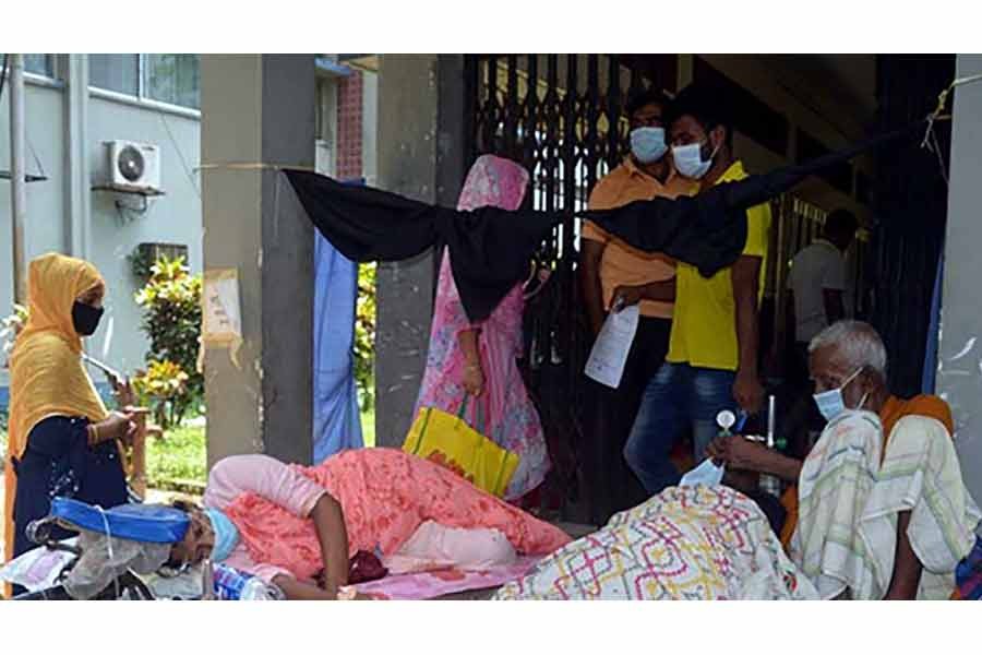 শয্যার অভাবে যশোরে খোলা বারান্দায় ভ্যানে কোভিড রোগীর চিকিৎসা