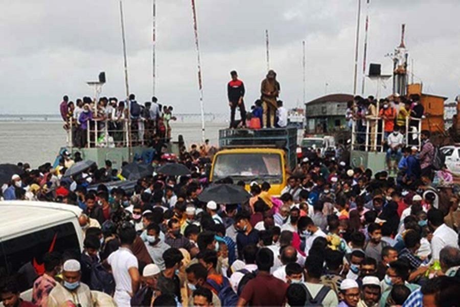 উত্তাল পদ্মায় অতিরিক্ত যাত্রী নিয়ে ছাড়ছে লঞ্চ