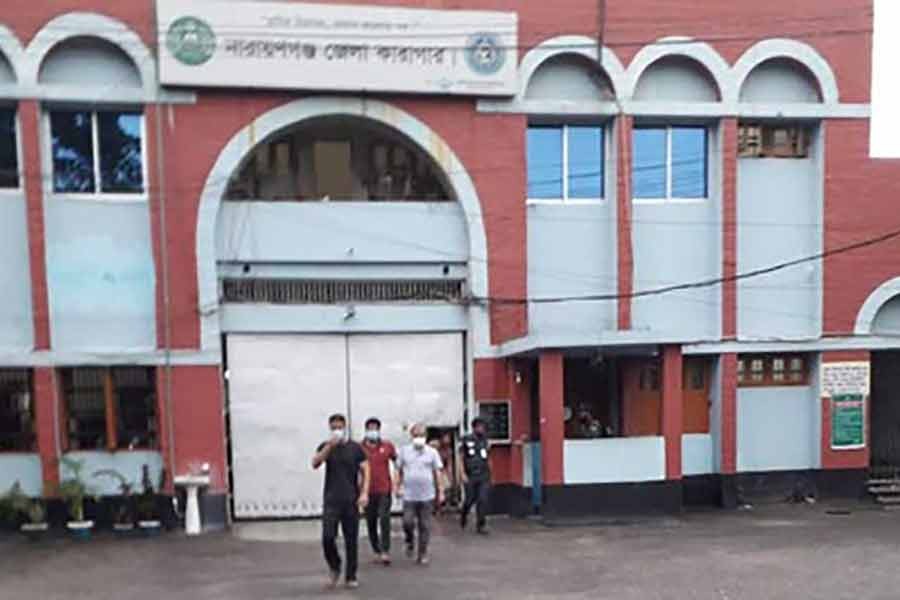 নারায়ণগঞ্জ জেলা কারাগার থেকে বের হচ্ছেন হাসেম ও তার দুই ছেলে