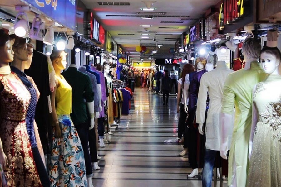 Shopping malls see few shoppers