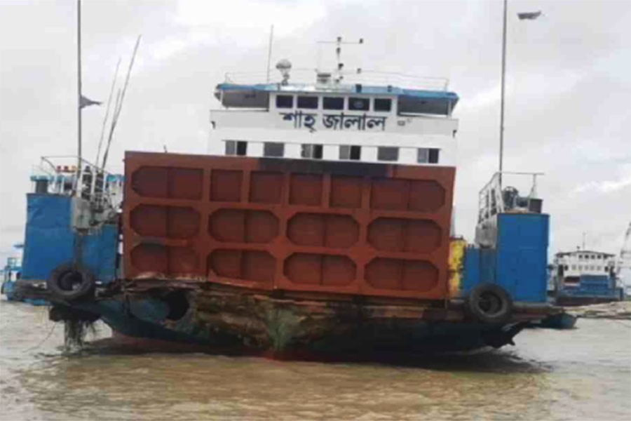 20 injured as ferry hits Padma bridge pillar