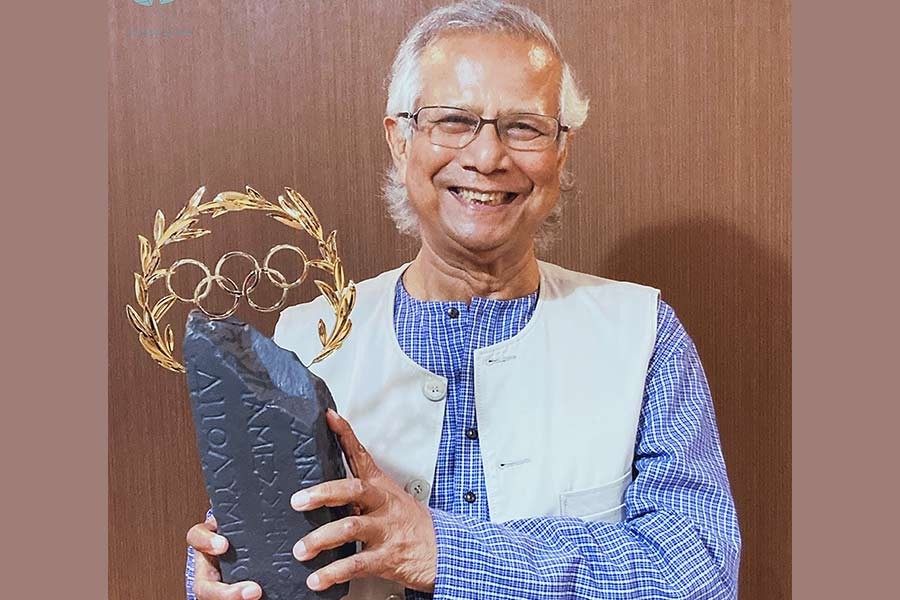 ‘অলিম্পিক লরেল’ ট্রফি হাতে অধ্যাপক মুহাম্মদ ইউনুস। ছবি: ইউনুস সেন্টার