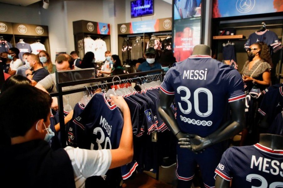 Fans buy Paris St Germain Messi football jerseys inside a Paris St Germain shop in Paris, France on August 11, 2021 — Reuters photo