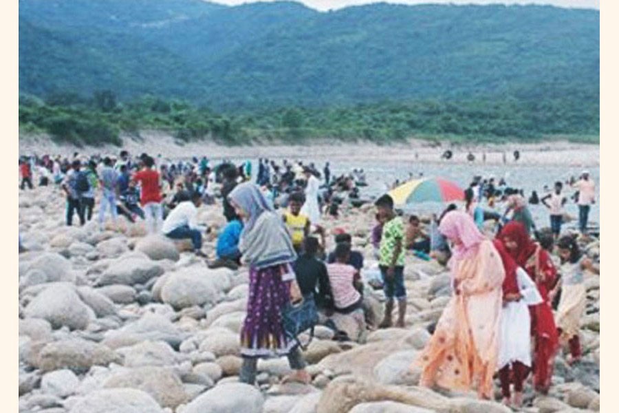 Visitors in the Sadapathor area on Companiganj border in Sylhet — FE Photo