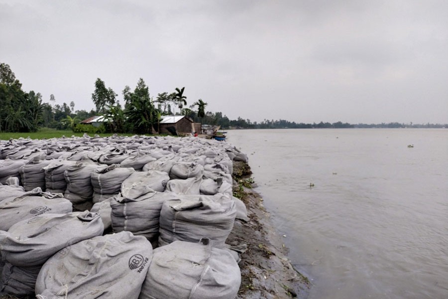 Erosion by the Teesta in the Char Gokunda area of Lalmonirhat sadar upazila — FE Photo