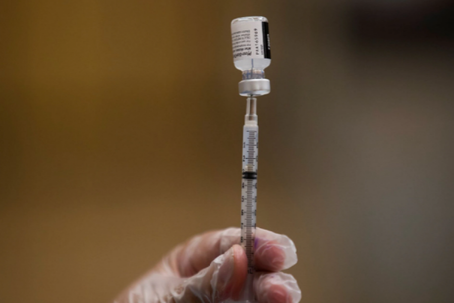 A nurse fills a syringe with Pfizer vaccine as mobile vaccination teams begin visiting every Los Angeles Unified middle and high school campus to deliver first and second doses of the coronavirus disease (COVID-19) vaccines in Los Angeles, California, US, August 30, 2021. REUTERS/Mike Blake