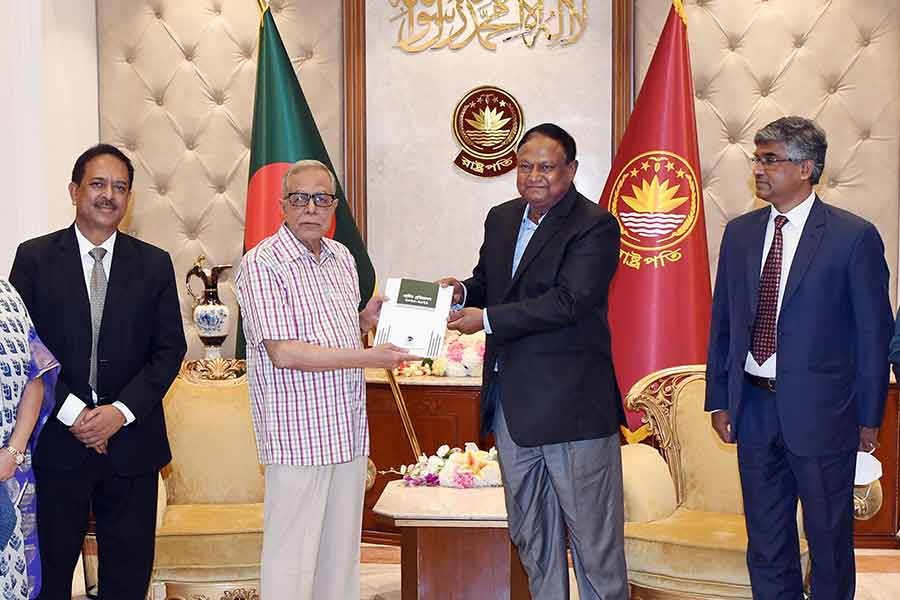 বৃহস্পতিবার সন্ধ্যায় বাণিজ্যমন্ত্রী টিপু মুনশির নেতৃত্বে বাংলাদেশ প্রতিযোগিতা কমিশনের প্রতিনিধিদলের সদস্যরা রাষ্ট্রপতি মো. আবদুল হামিদের কাছে কমিশনের ২০২০-২০২১ অর্থবছরের বার্ষিক প্রতিবেদন হস্তান্তর করেন। ছবি: পিআইডি।