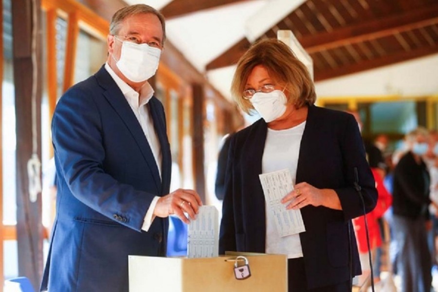 Christian Democratic Union (CDU) leader and top candidate for chancellor Armin Laschet and his wife Susanne Laschet cast their vote in the general elections, in Aachen, Germany, September 26, 2021. REUTERS/Thilo Schmuelgen/Pool