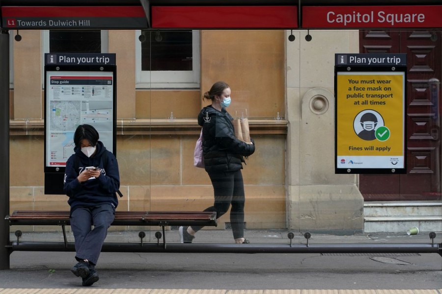 People wear protective face masks in the city centre during a lockdown to curb the spread of a coronavirus disease (COVID-19) outbreak in Sydney, Australia, September 28, 2021. REUTERS/Loren Elliott