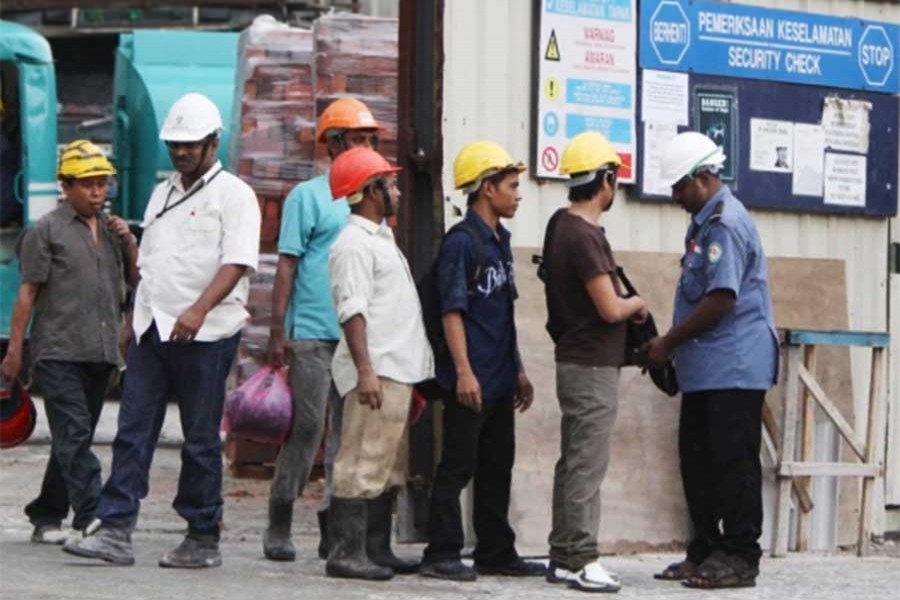 Malaysia lifts travel ban on migrant workers
