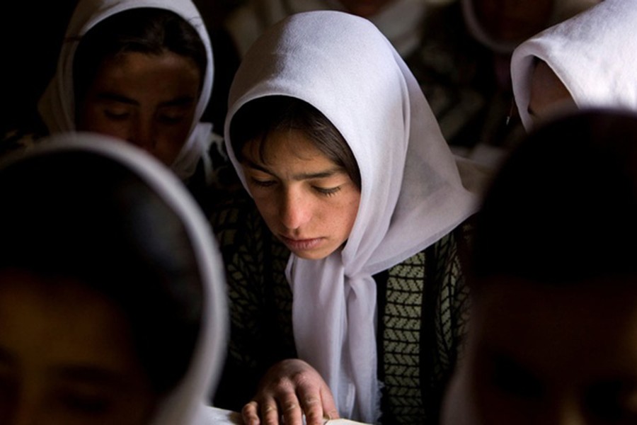 Afghan girls attend a class at the Ishkashim high school for girls in the northeastern province of Badakhshan, near the border with Tajikistan, Afghanistan Apr 23, 2008. REUTERS/Ahmad Masood