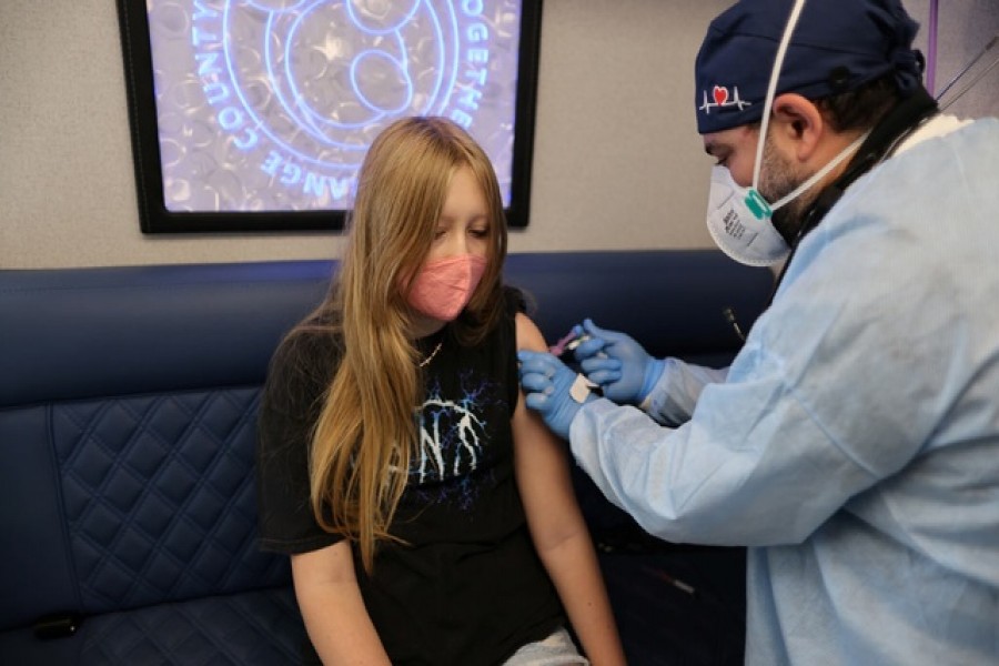 Parsia Jahandani gives Savannah, 12, hepatitis, HPV, and meningitis vaccines at a back-to-school coronavirus disease (COVID-19) and other vaccination clinic, in Westminster, California, US, August 19, 2021 – Reuters/Lucy Nicholson