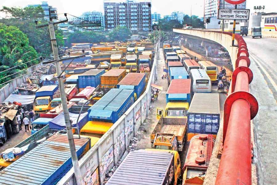Truck owners, workers call off strike