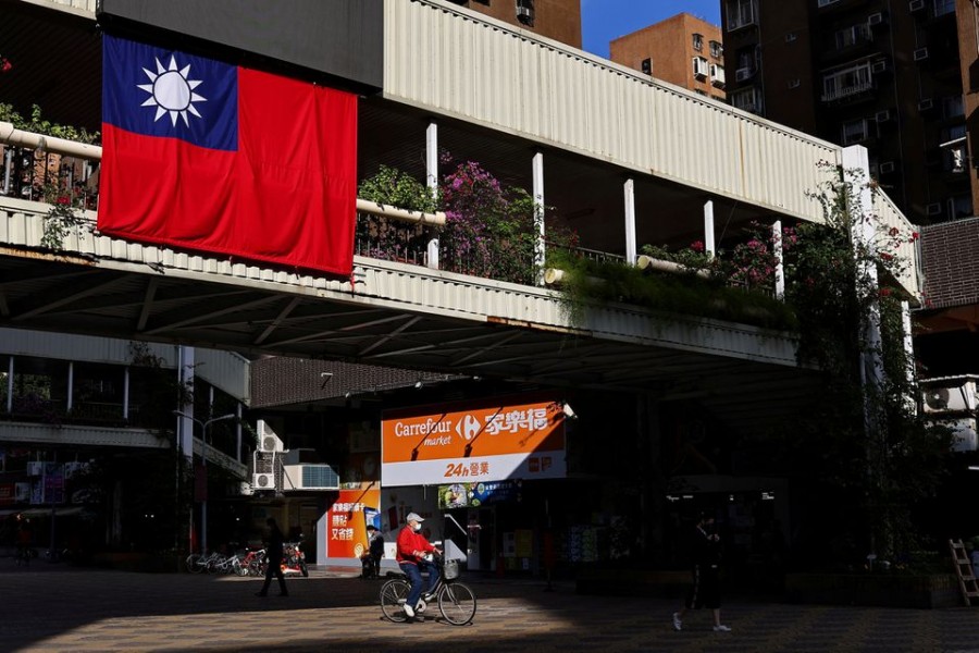 A man cycles past a Taiwan flag in Taipei, Taiwan, November 16, 2021. REUTERS/Ann Wang/File Photo