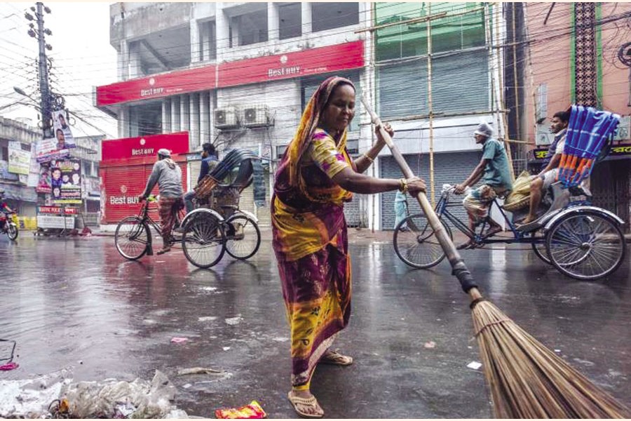 Unsung heroes like this lady have been making lives easier at every corner