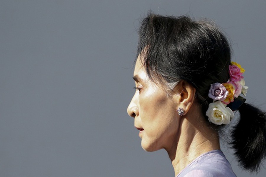 Myanmar's National League for Democracy Party leader Aung San Suu Kyi arrives at a news conference at her home in Yangon Nov 5, 2015. REUTERS