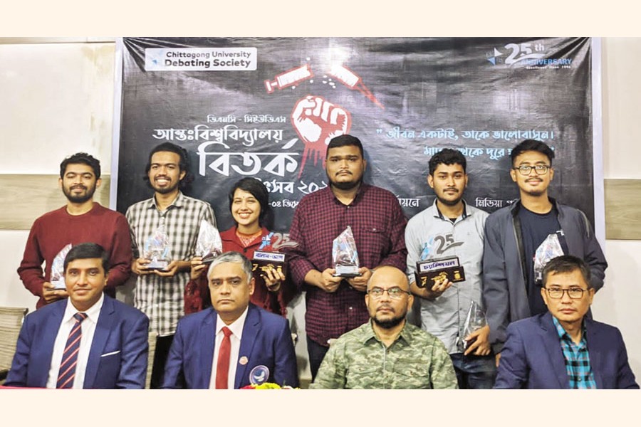 The winners of ‘DNC CUDS International Debate Fest 2021’ pose for a photo with the guests at the prize giving ceremony