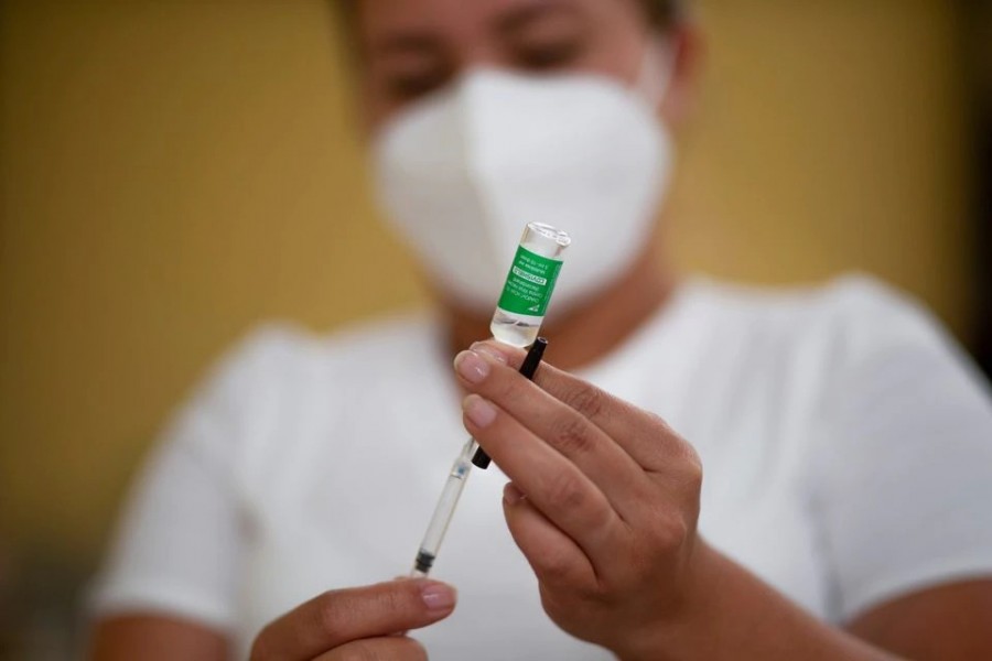 A health worker prepares a dose of the Oxford-AstraZeneca coronavirus disease (Covid-19) vaccine, marketed by the Serum Institute of India (SII) as COVISHIELD, in Guatemala City, Guatemala on March 10, 2021 — Reuters/Files