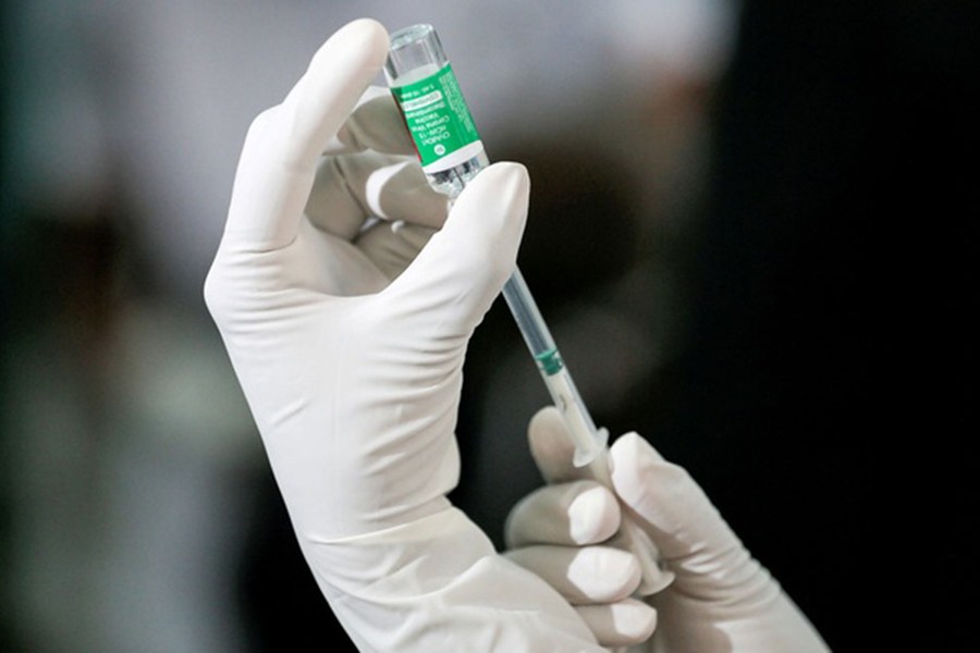 A health official draws a dose of AstraZeneca's COVID-19 vaccine manufactured by the Serum Institute of India, at Infectious Diseases Hospital in Colombo, Sri Lanka, Jan 29, 2021. REUTERS/Dinuka Liyanawatte