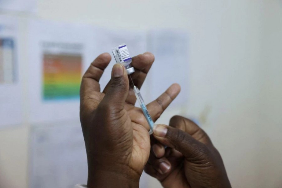 A health worker prepares a dose of Pfizer/BioNTech's COVID-19 vaccine, at the Penda health center in Nairobi, Kenya, December 9, 2021. REUTERS/Baz Ratner/File Photo