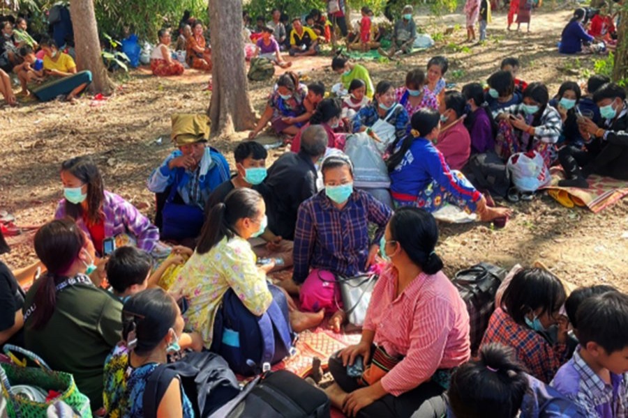 Hundreds Myanmar villagers flee army troops into Thailand