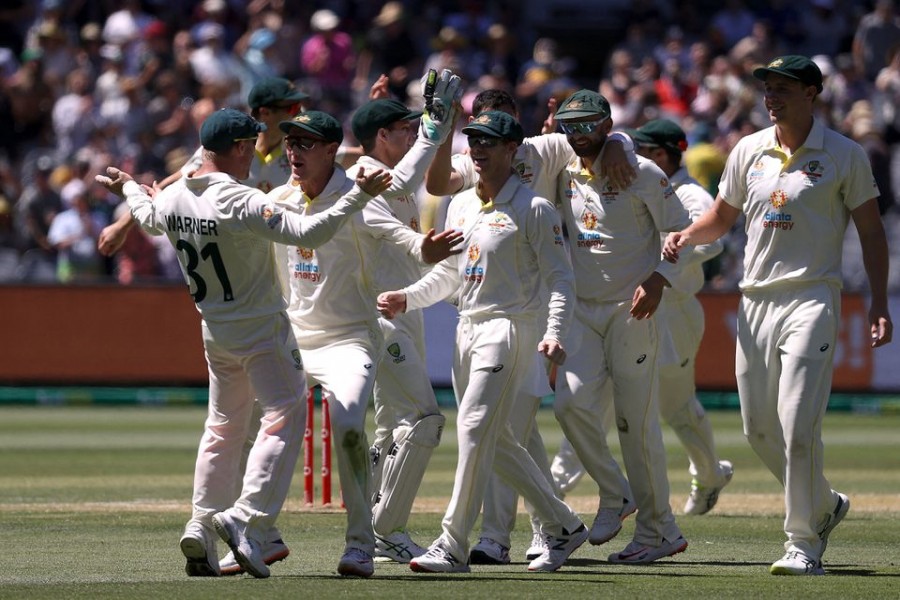 Cricket - Ashes - Third Test - Australia v England - Melbourne Cricket Ground, Melbourne, Australia - December 28, 2021 Australia's Marnus Labuschagne and David Warner celebrate taking the wicket of England's Joe Root with teammates REUTERS/Loren Elliott