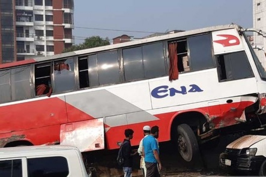 One hurt as Ena Paribahan bus rams a microbus in Dhaka