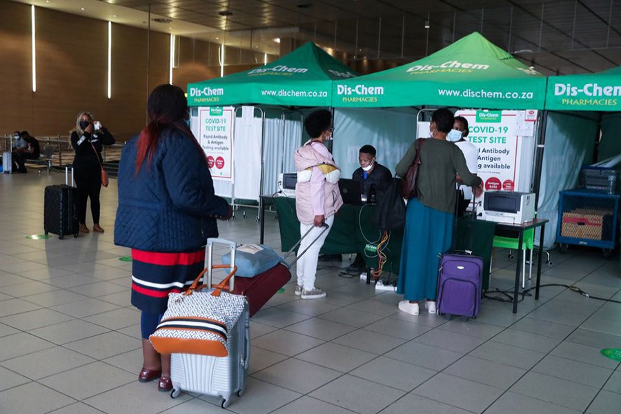 Passengers queue to get a PCR test against the coronavirus disease (Covid-19) before travelling on international flights, at O.R. Tambo International Airport in Johannesburg, South Africa on November 26, 2021 — Reuters/Files