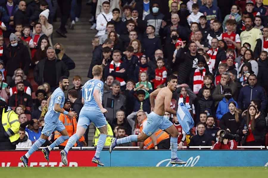 Stoppage-time goal gives Manchester City 2-1 win over 10-man Arsenal