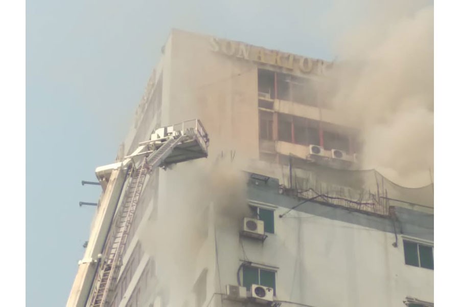 Fire engulfs highrise in Dhaka