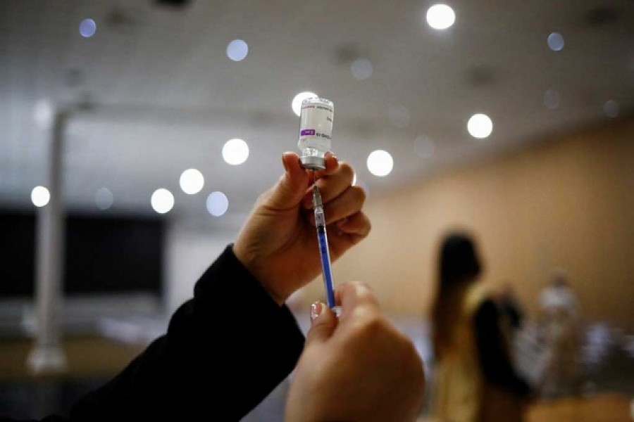 A health worker prepares an injection with a dose of the AstraZeneca coronavirus disease (COVID-19) vaccine, in Ciudad Juarez, Mexico Jan 6, 2022. REUTERS/Jose Luis Gonzalez