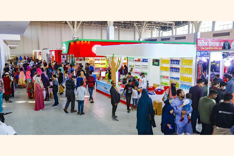 Visitors crowd the Dhaka International Trade Fair in Purbachal on Friday, Jan 7, 2022	—bdnews24.com Photo