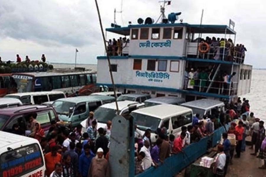 Ferry shortage creates long queues of vehicles on Paturia-Daulatdia route