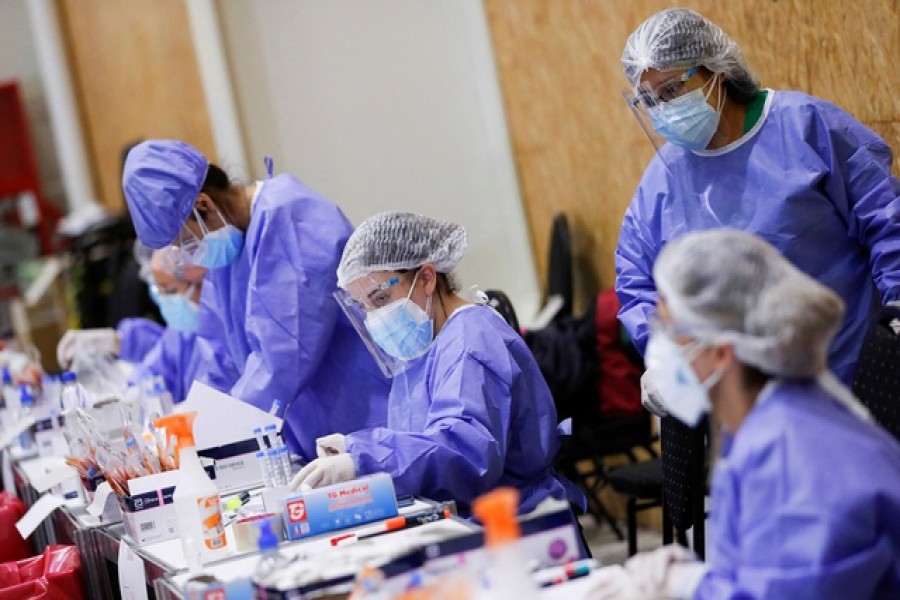 Healthcare workers are pictured at a testing centre for the coronavirus disease (COVID-19), in Buenos Aires, Argentina January 6, 2022 – Reuters/Files