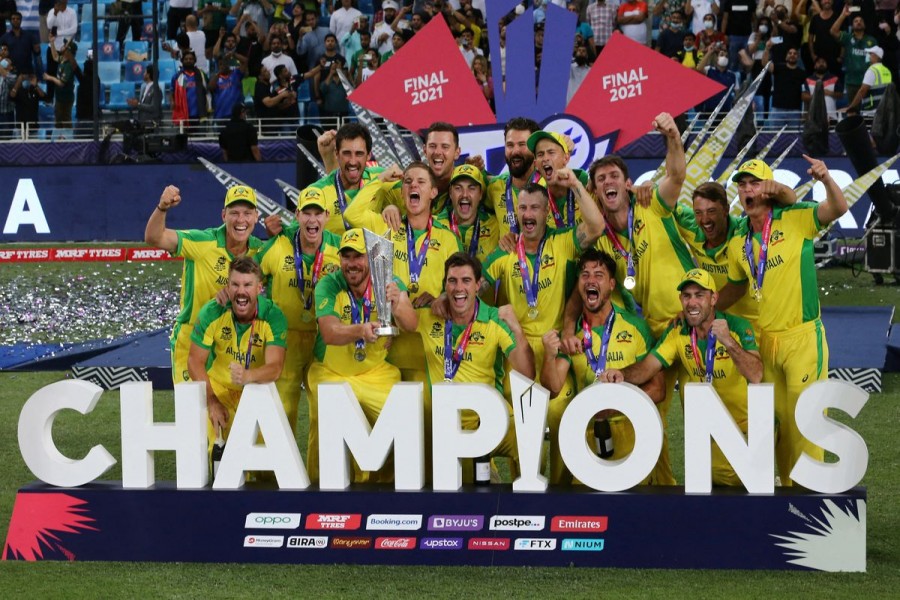 Cricket - ICC Men's T20 World Cup Final - New Zealand v Australia- Dubai International Cricket Stadium, Dubai, United Arab Emirates - November 14, 2021 Australia captain Aaron Finch celebrates with the trophy and teammates after winning the ICC Men's T20 World Cup REUTERS/Satish Kumar