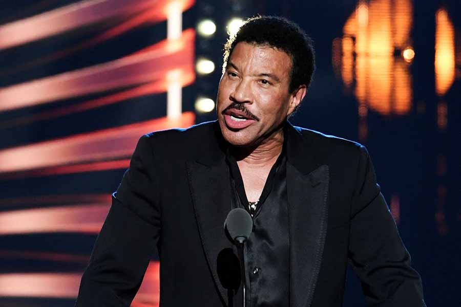 Lionel Richie introduces Clarence Avant during the Rock and Roll Hall of Fame induction ceremony in Cleveland, Ohio, US, October 30, 2021 – Reuters/Gaelen Morse