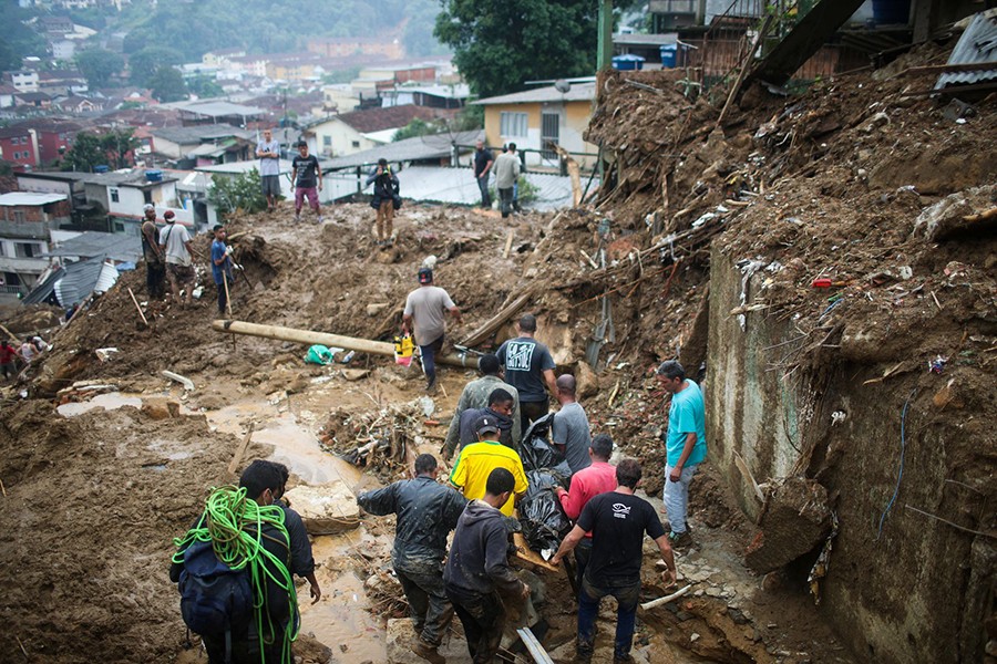 Men carry a body at a mudslide at Morro da Oficina after pouring rains in Petropolis, Brazil on February 16, 2022 — Reuters photo