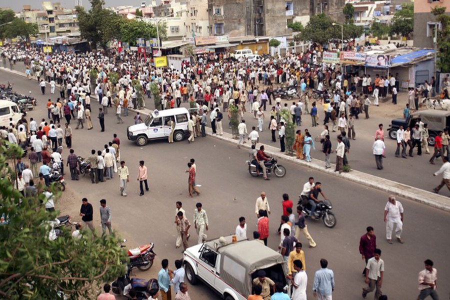 People crowd on a road after a series of bombings in the western Indian city of Ahmedabad on July 26, 2008 — Reuters/files