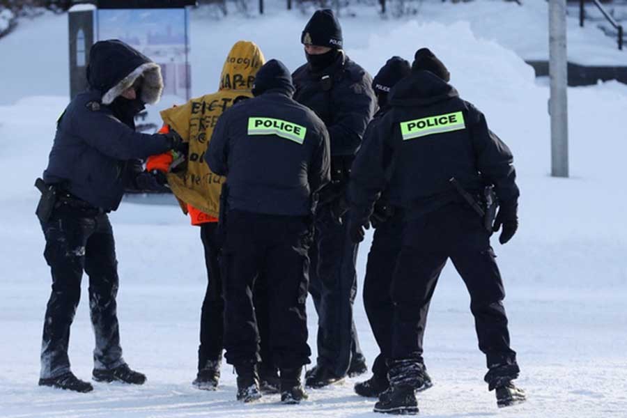 Canada police start arresting protesters to end Ottawa blockade