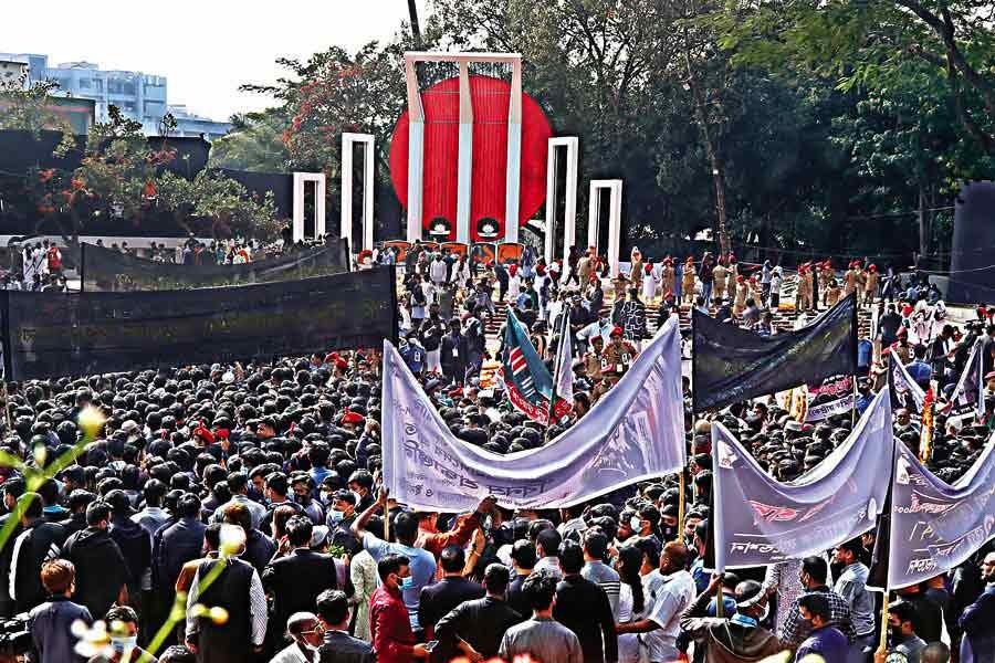 People gathered to place wreaths at the Central Shaheed Minar in the city February 21 this year —FE file photo