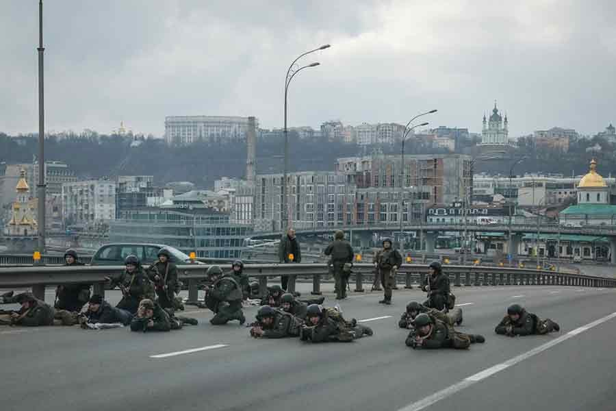 Servicemen of the Ukrainian National Guard taking positions in central Kyiv of Ukraine on Friday –Reuters phto