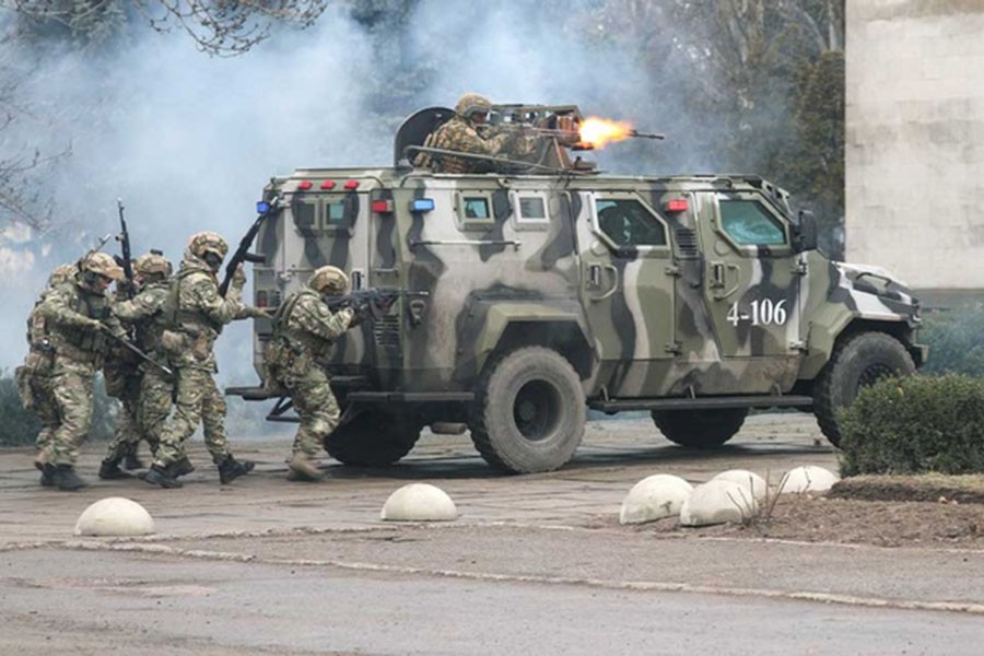 Ukrainian law enforcement officers take part in special tactical training exercises held by police, the National Guard and security services at the Kalanchak training ground in the Kherson region, Ukraine, Feb 12, 2022. REUTERS/Irakli Gedenidze