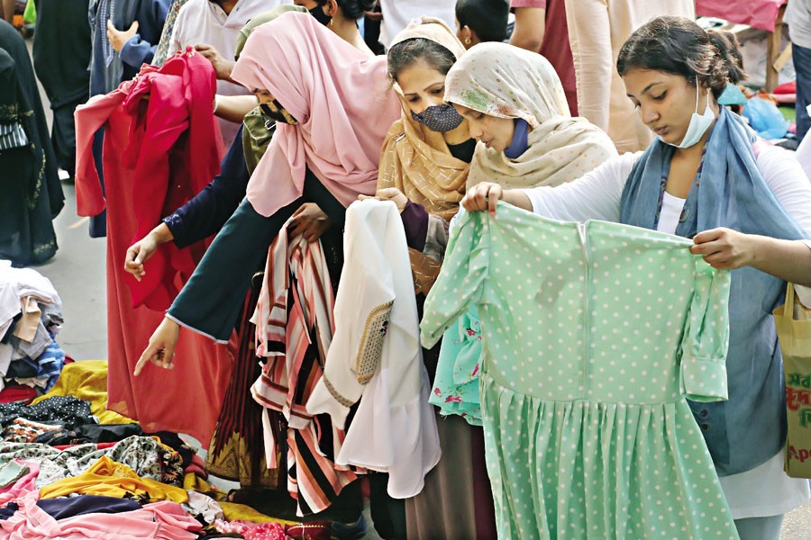 Women making their choice of ready-made garments while shopping in front of Ideal School in the city’s Motijheel area on Friday ahead of the Eid festival — FE photo