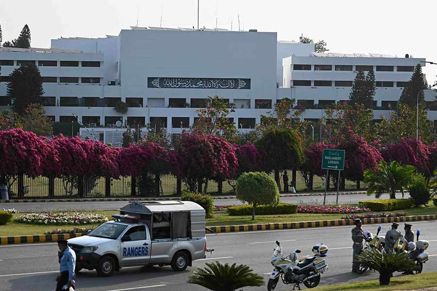 Pakistan parliament session on Imran's fate resumes after lengthy delay