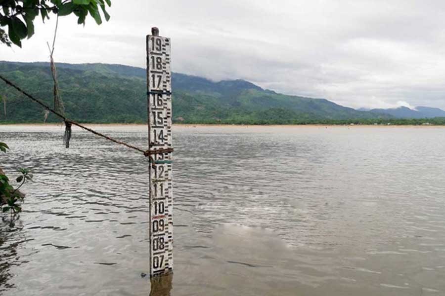 Sunamganj haor farmers trying to save paddy as fresh floods loom