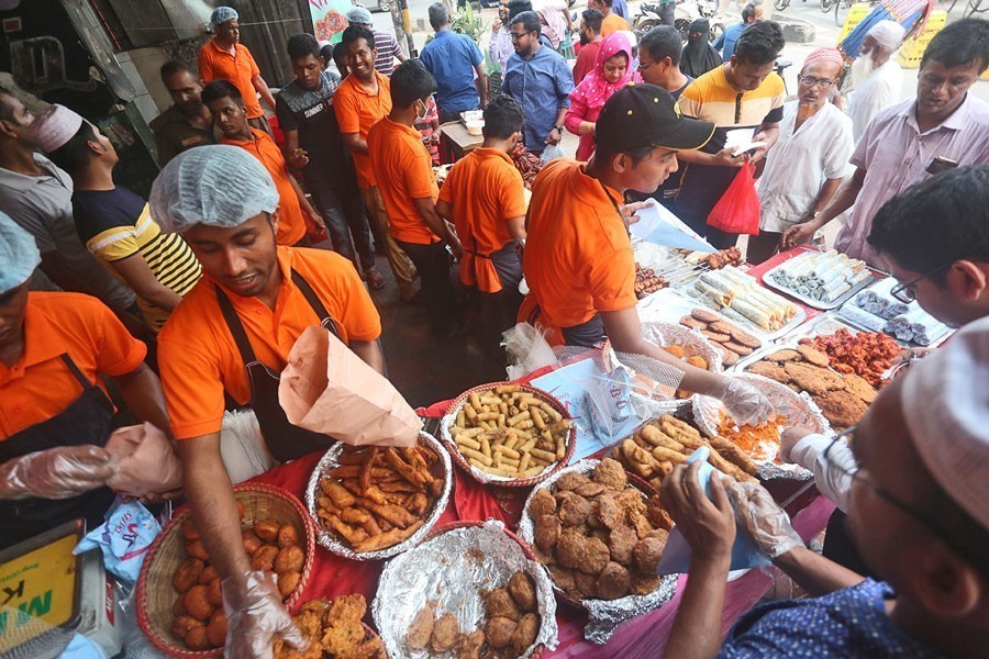 A rush to deliver Iftar in congested Dhaka