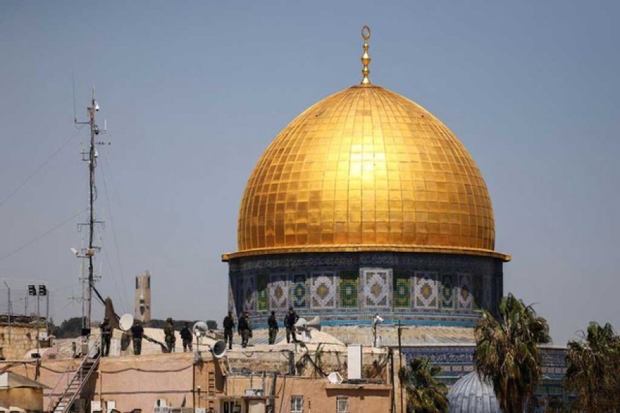 Israeli security forces stand on a roof top near the compound that houses Al-Aqsa Mosque, known to Muslims as Noble Sanctuary and to Jews as Temple Mount, following clashes on the compound in Jerusalem's Old City April 15, 2022 — Reuters/Ronen Zvulun